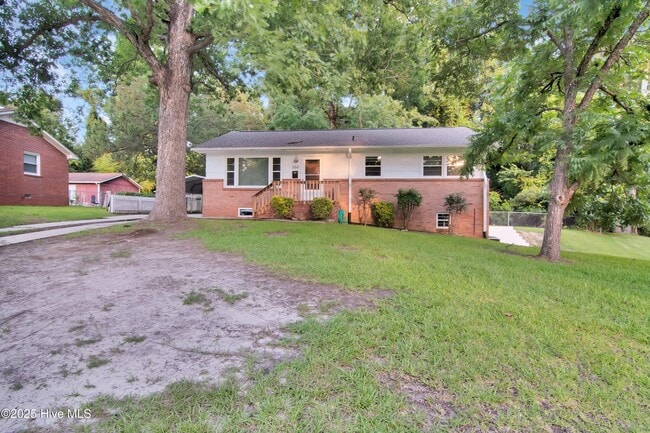 Building Photo - 300 Long Acres Dr