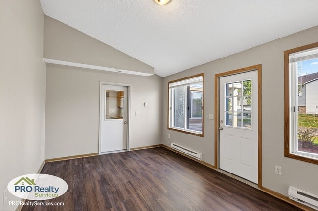Building Photo - 3 Bedroom End Unit Townhouse