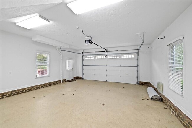 Building Photo - Bright and Spacious Home on Cascades Rd