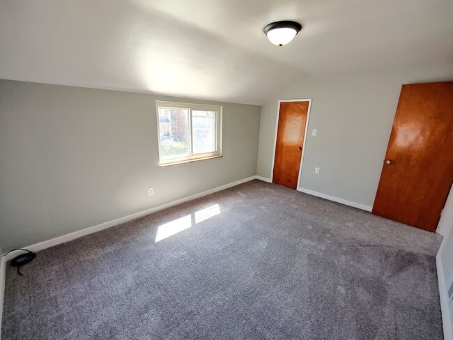 Building Photo - *Recently Updated 2BD/1BA Duplex Available in Carrick*