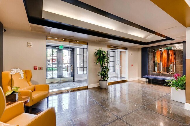 Building Photo - Immediate Availability! 2 bed/2 bath condo...
