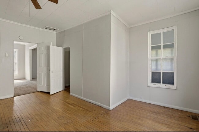 Building Photo - Sunny 2BR Home on South Bond with Sunroom + Extra Storage!