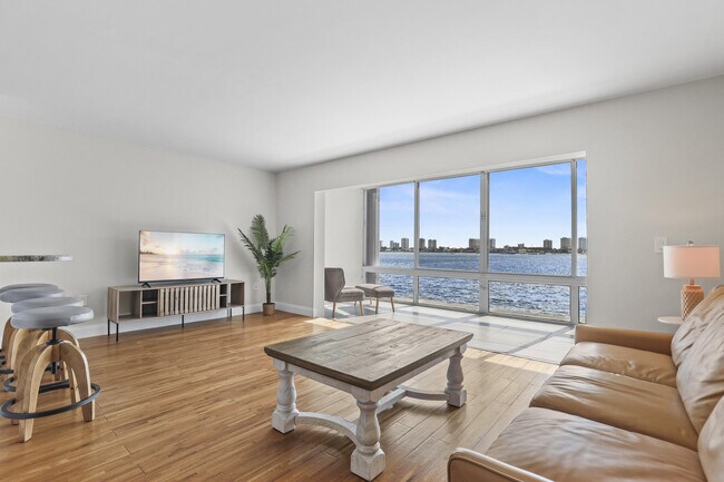 Building Photo - 2936 Lake Shore Dr