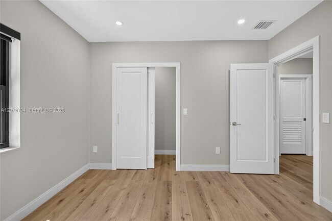 Building Photo - 1011 NW 30th Ct
