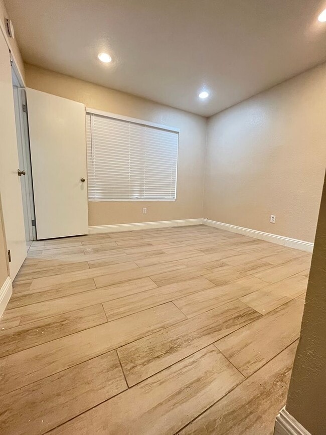 Building Photo - BEAUTIFULLY UPGRADED 1 STORY CONDO