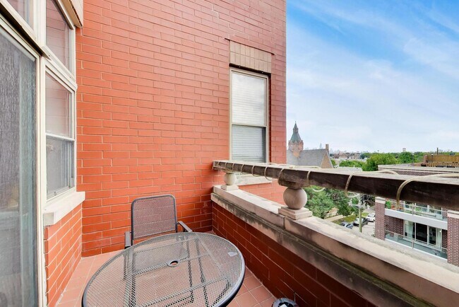 Building Photo - 2700 W Belmont Ave