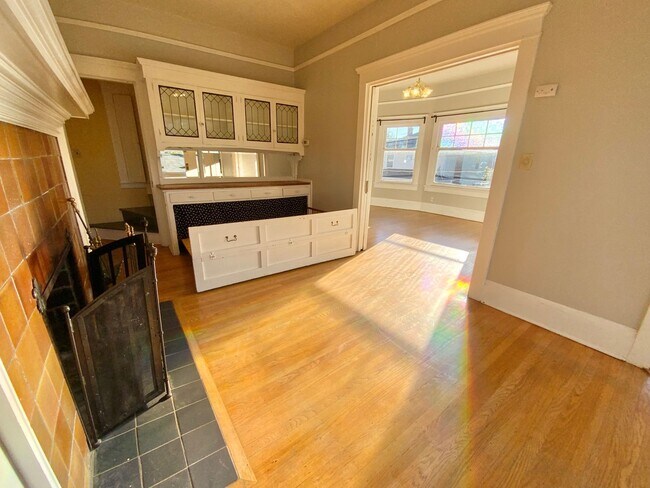 Building Photo - Unique Vintage 1 Bedroom 1 Bath Apartment ...