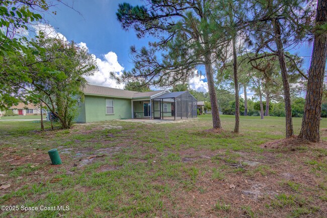 Building Photo - 1325 California Dr