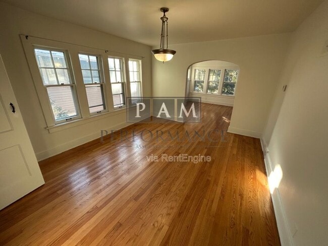 Building Photo - 1528 N Hawley Rd