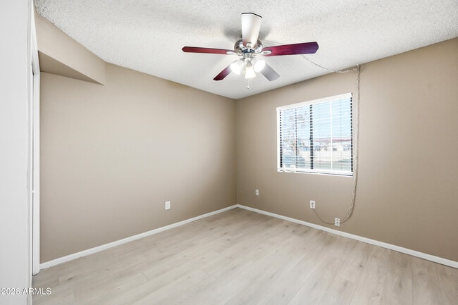 Building Photo - 533 W Guadalupe Rd