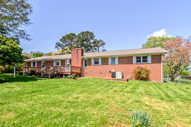 Building Photo - 702 W 6th Ave