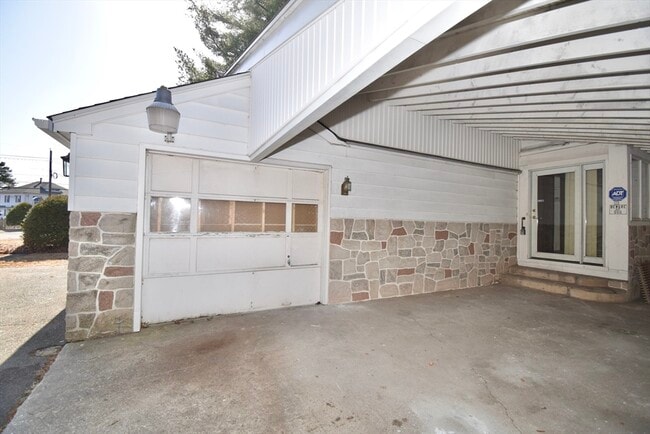 Building Photo - 582 Springfield St