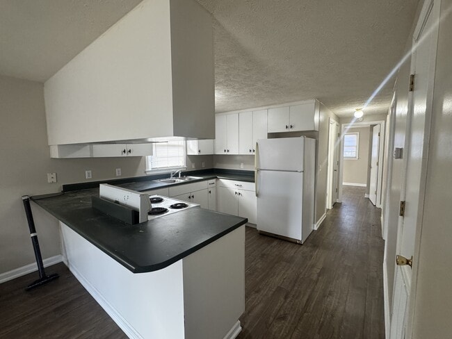 Building Photo - 123 Lake Dr