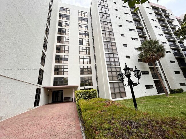 Building Photo - 17021 N Bay Rd