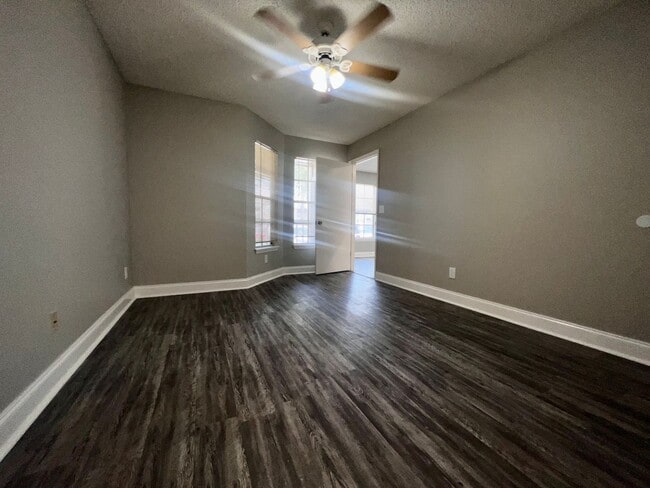 Building Photo - Remodeled 1st floor 2/2 Tradewinds Condo i...