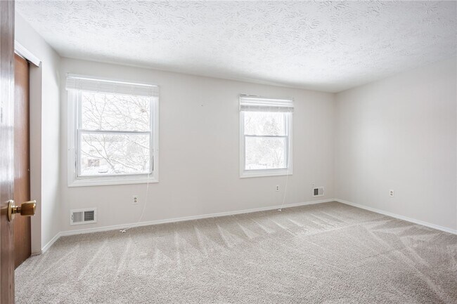 Building Photo - 16 Sanders Farm Dr