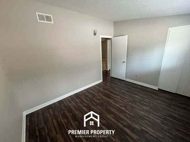Building Photo - 3226 Starsdale St