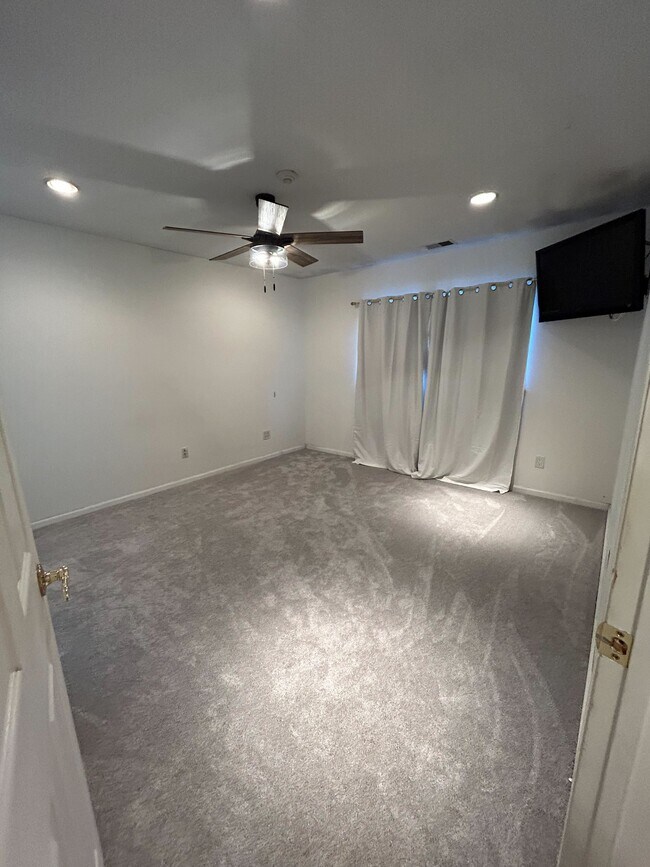 Building Photo - 15 Pointe Cir S