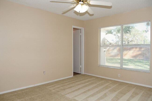 Building Photo - 1 story 3/2 in Meadow Woods with full sized washer and dryer included