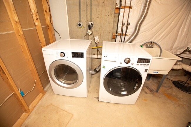 Washer/dryer - 250 Lyndale Ave