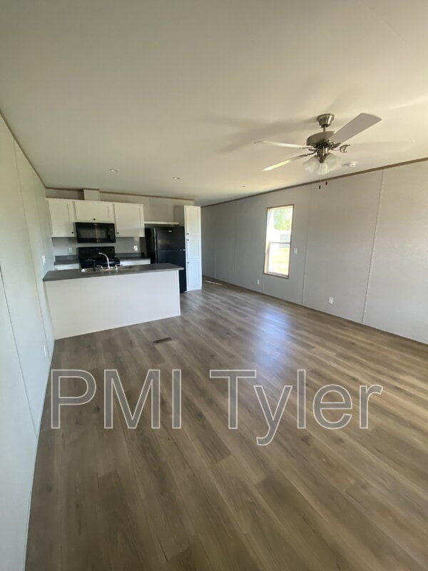 Building Photo - 123 Dogwood Dr