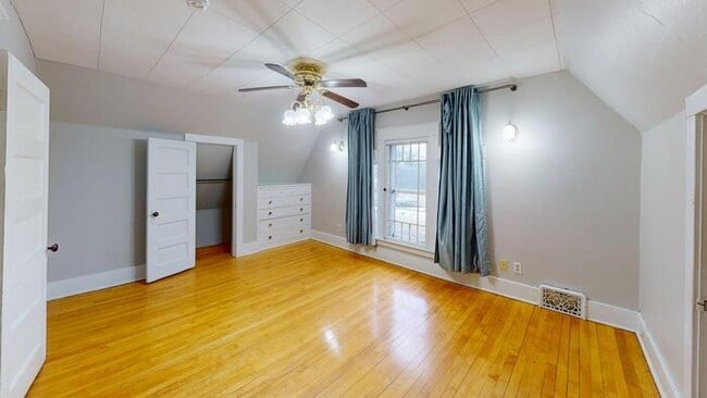 Building Photo - 612 E D Ave