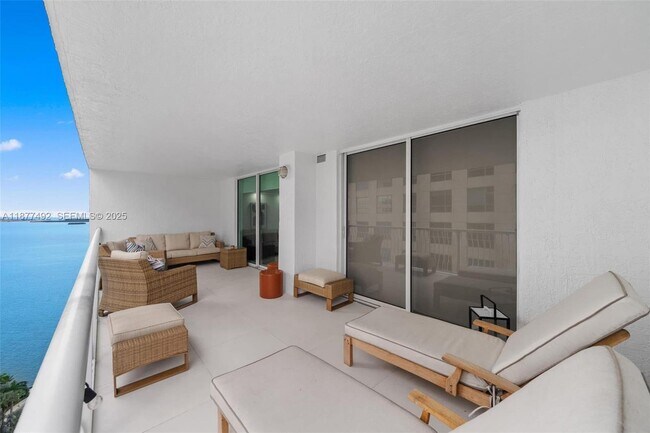 Building Photo - 1200 Brickell Bay Dr