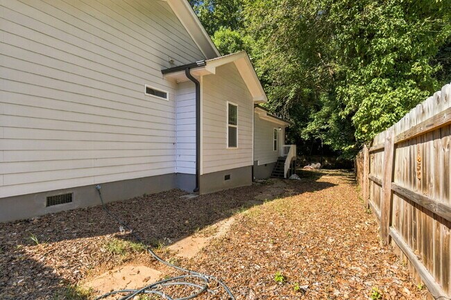 Building Photo - Updated Cottage 5 mins from Uptown Charlotte!