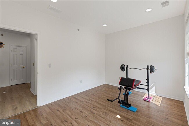 Building Photo - 121 Kyle Way