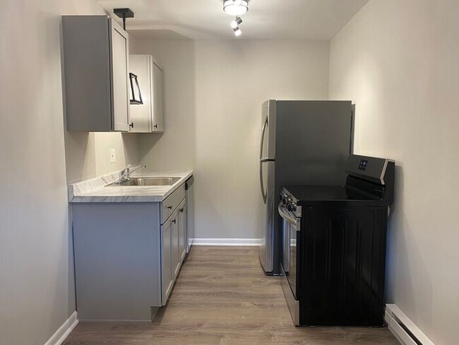 Building Photo - FULLY REMODELED West End Condo! Convenient...