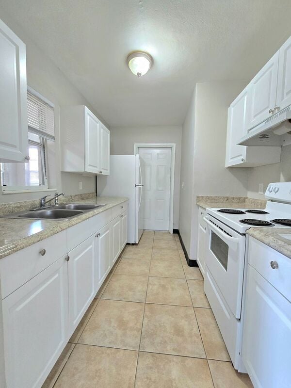 Building Photo - 824 N Florence Ave