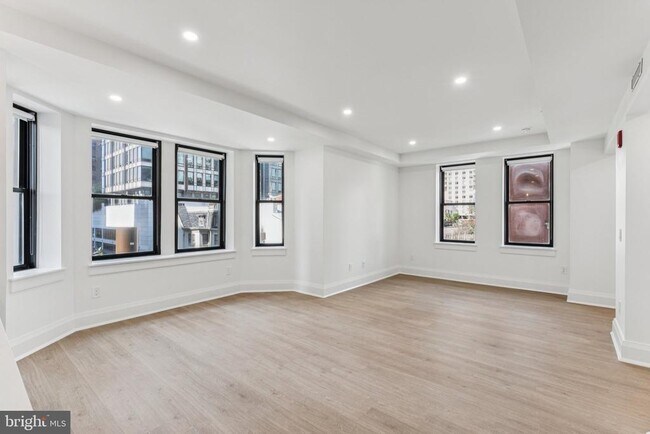 Building Photo - 135 S 19th St