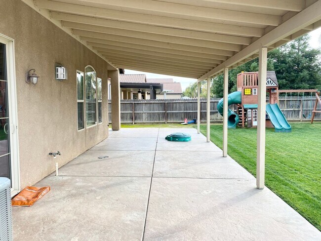 Building Photo - Beautiful 3-Bed, 2-Bath Near Sanger West High School