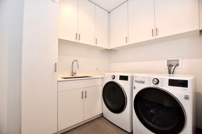 Building Photo - 60 E Randolph St