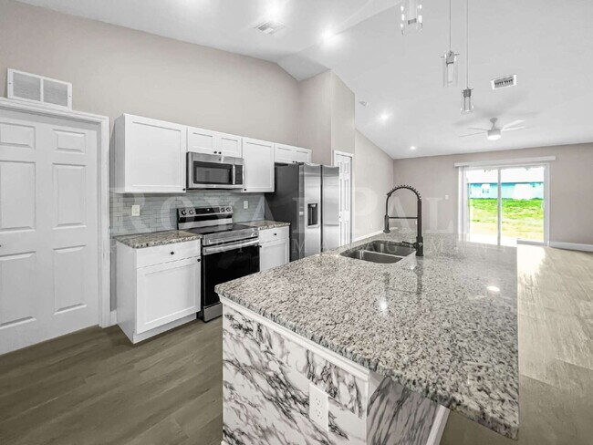 Building Photo - 4BR/2BA Home with High Ceilings, Garage & Large Kitchen Island
