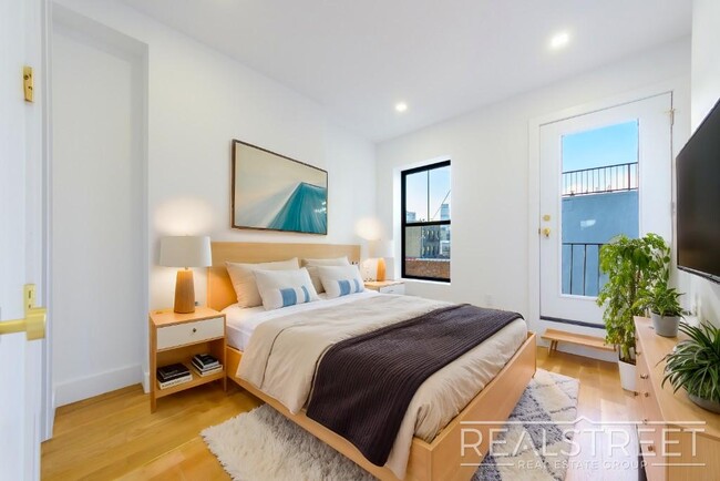 Building Photo - Stunning 3 Bed 3 Bath with WD In Unit, SOU...