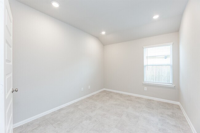 Building Photo - 2031 Stella Pne Dr