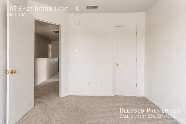 Building Photo - 102 E Robin Ln
