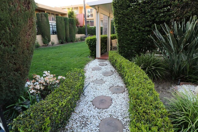 Building Photo - Townhome for Lease in Desirable Encino!