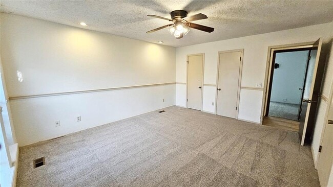 Building Photo - 211 Redbud St