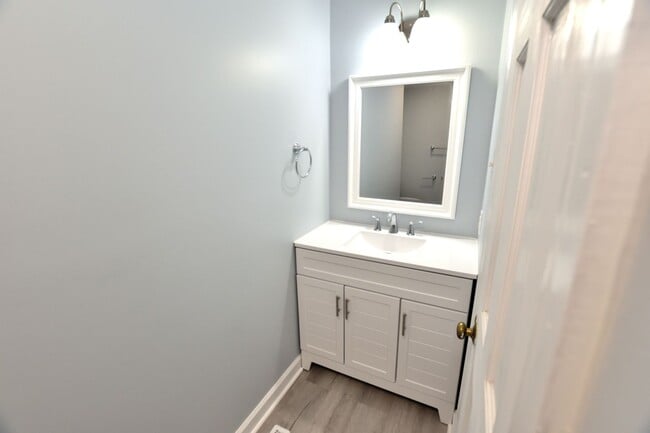 Building Photo - 1640 Bridgedale Dr