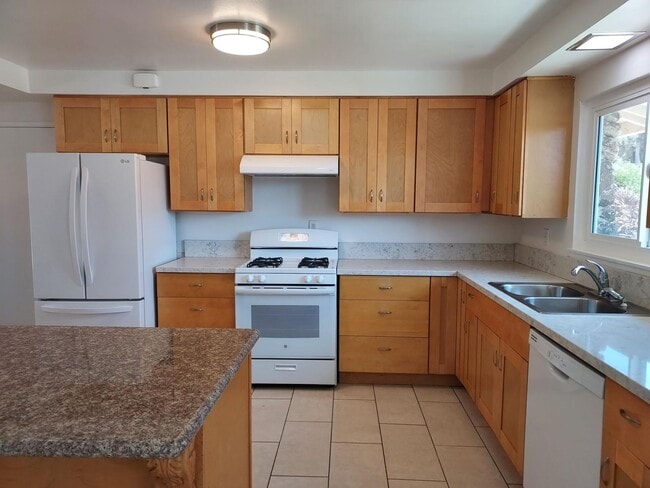 Building Photo - 3bd/2 bath washer/dryer hook ups/Large  pr...