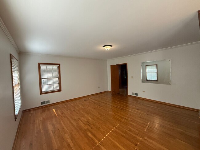 Building Photo - Pinson - Open Floor Plan with Large Living & Family Rooms 2 Bedrooms 2 Bath over 2500 sqft