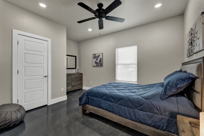 Building Photo - 108 S Thomas Cv