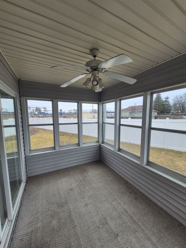 Building Photo - Stunning 3-Bedroom Home with Sunroom & 2-C...