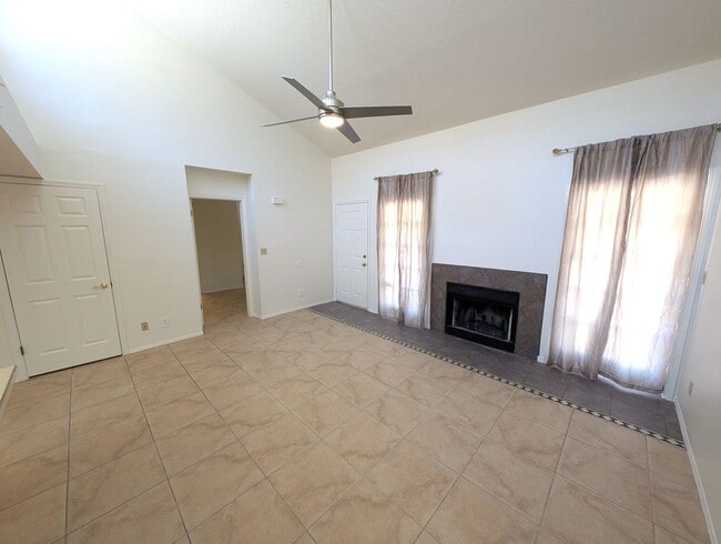 Building Photo - 2 Bedroom Condo Unit in the Amber Hills Co...