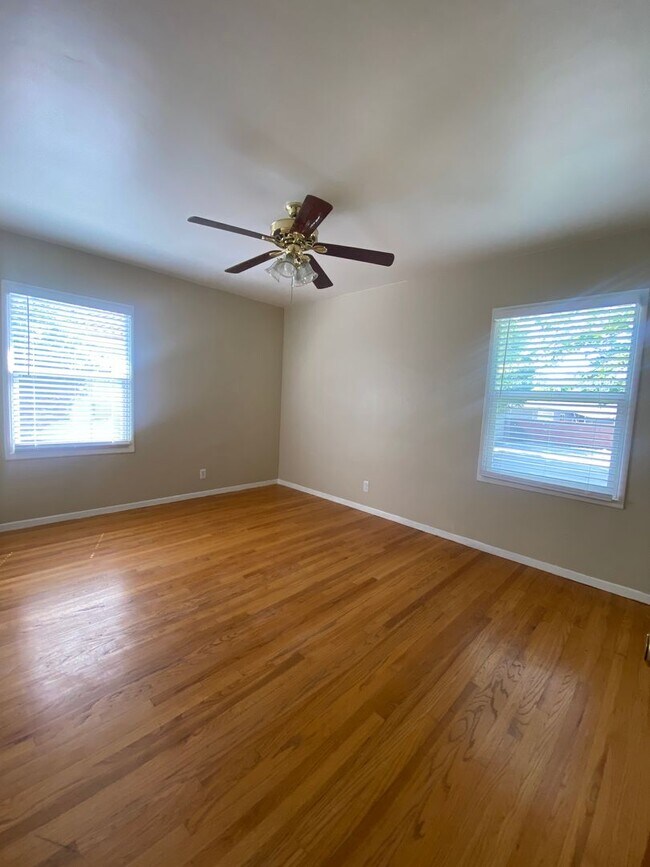 Building Photo - 3 Bedroom Single Story Ontario