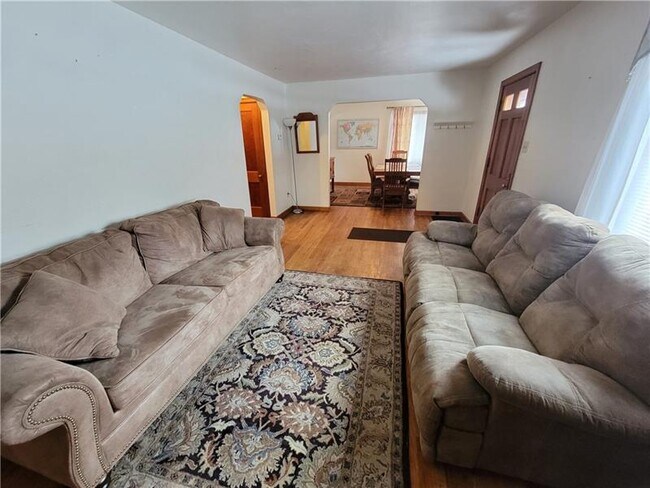 Building Photo - 302 South Dr