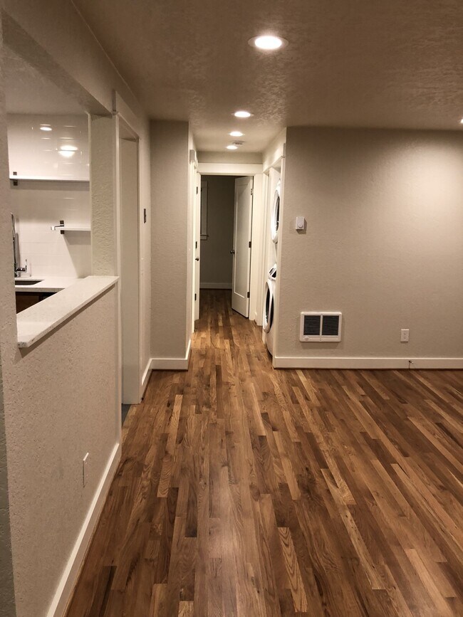 Building Photo - Like New Modern 2BD First Floor New Hardwo...