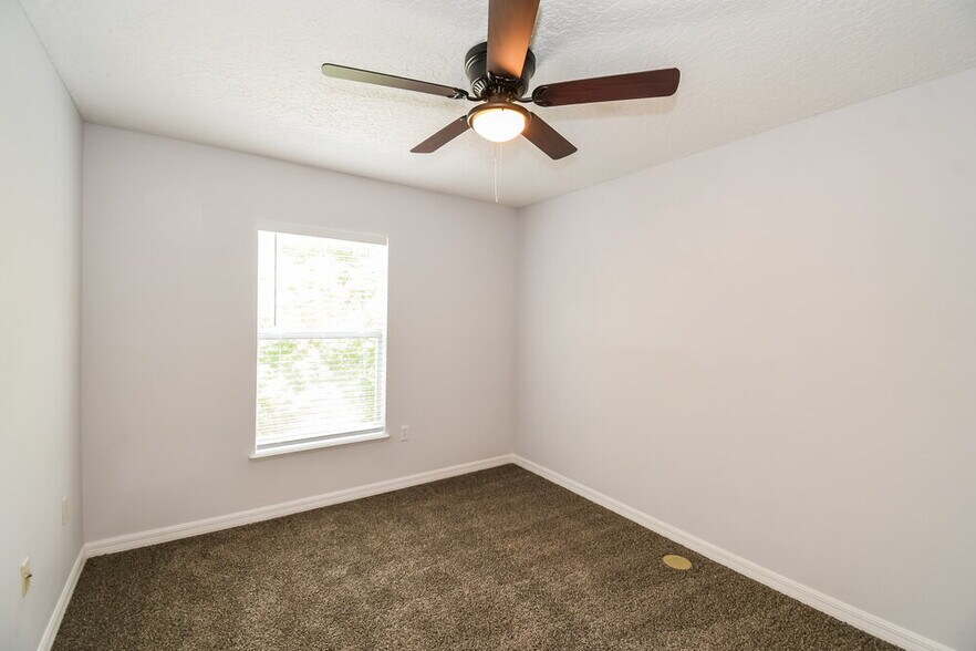 Building Photo - 11894 Lake Bend Cir